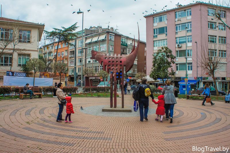 Площадь со статуей в конце улицы Бахарие Кадыкей
