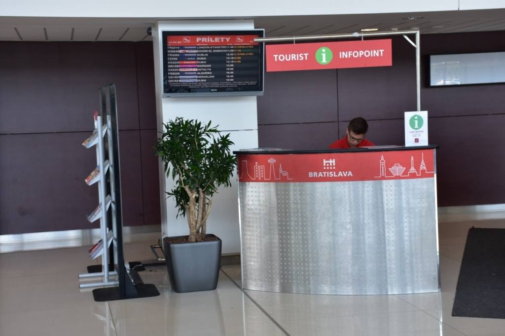stojka-informacii-aeroport-bratislavy
