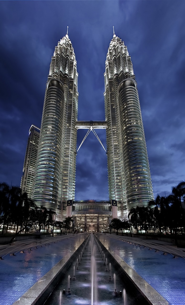 See Before you Die, best design events, buckingham palace, burj khalifa, city guide, colosseum, empire state building iconic buildings The 20 Most Famous and Iconic Buildings You Have to See Before you Die 20 most famous and iconic buildings to see before you die 02 petronas towers kuala lumpur
