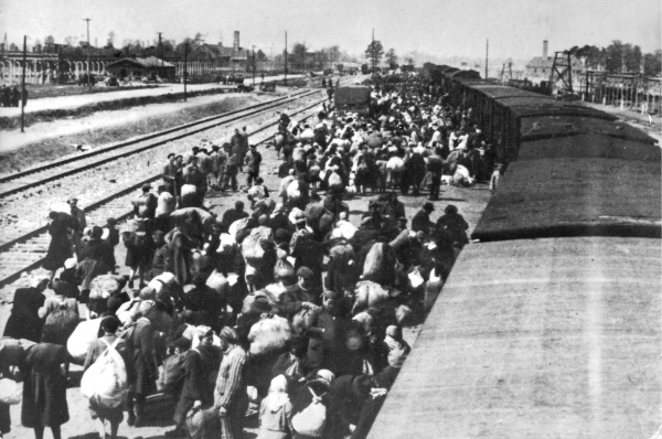 Освенцим тогда и сегодня в 15 фотографиях К маю 1942 года комплекс насчитывал уже три блока. Нацисты свозили сюда на поездах пленных со всей Европы.