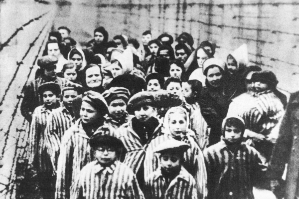 Освенцим тогда и сегодня в 15 фотографиях За время существования концлагеря Освенцим было совершено около 700 попыток побега, 300 из которых увенчались успехом.