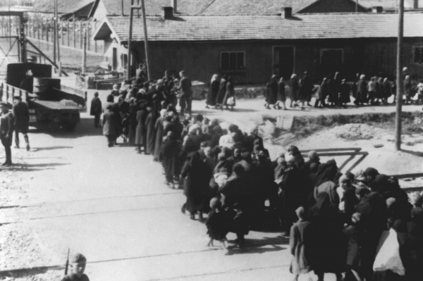 Освенцим тогда и сегодня в 15 фотографиях Основание первого блока состоялось 20 мая 1940 года. Он представлял собой ряд одноэтажных и двухэтажных кирпичных строений, ранее использовавшихся в качестве польских и австрийских казарм.