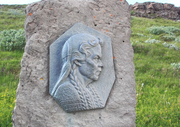 Памятник у водопада Гюдльфосс