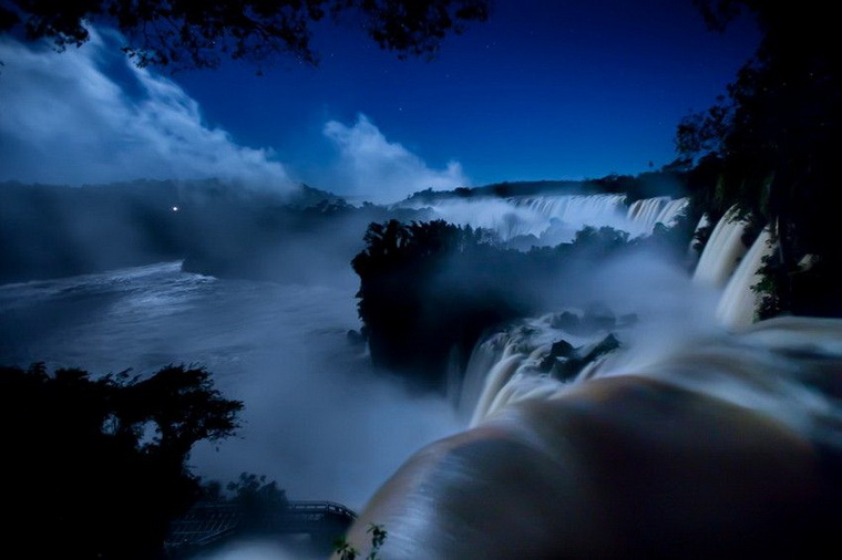 водопад Игуасу ночью