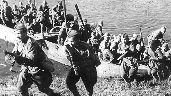 Подразделение 3-го Белорусского фронта форсирует реку Лучеса. Июнь 1944 г Подразделение 3-го Белорусского фронта форсирует реку Лучеса. Июнь 1944 г