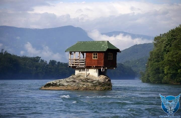 дом посередине озера