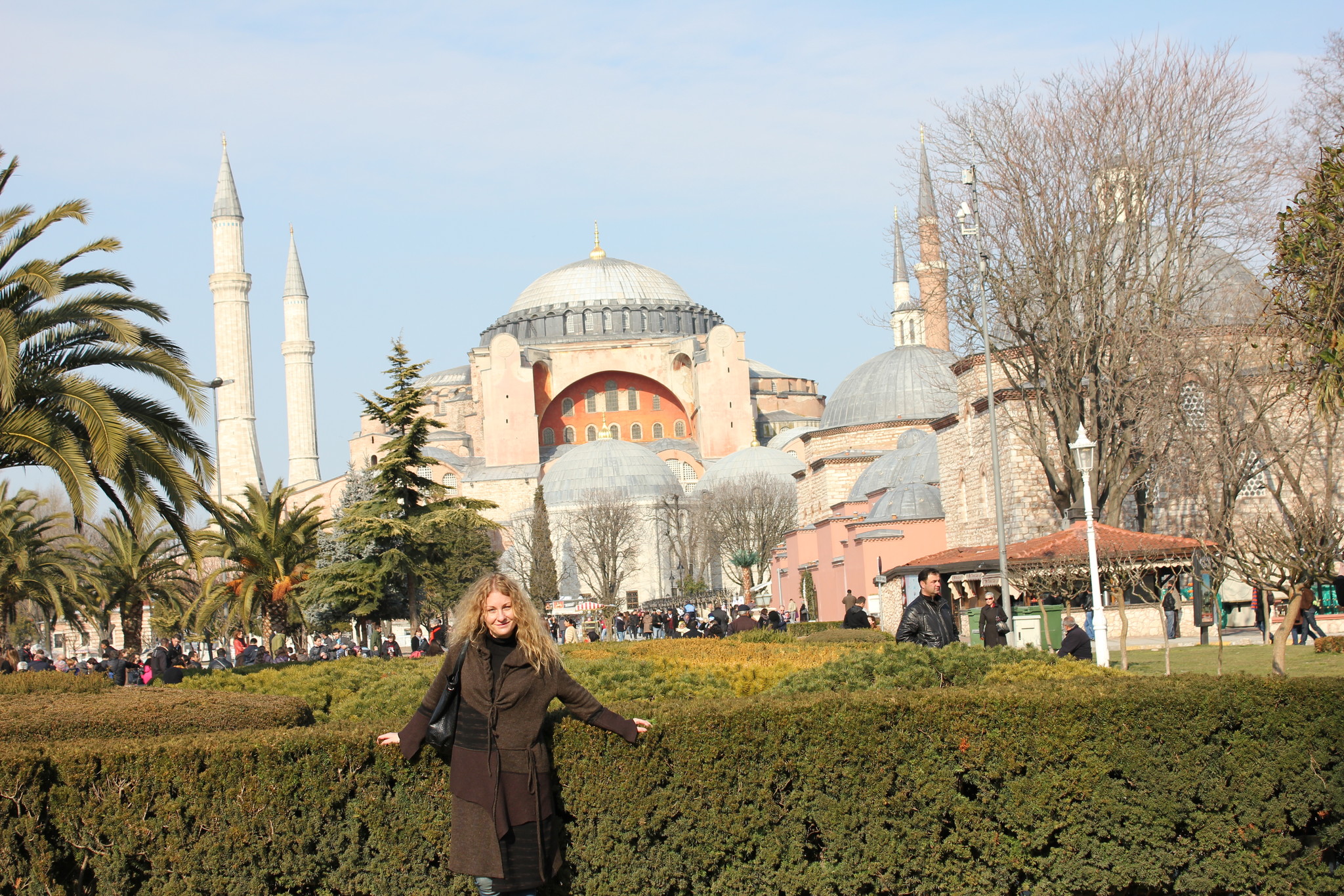 Как одеваться в стамбуле в апреле. Стамбул Турция в апреле. Стамбул Турция конец апреля. Стамбул в марте. Фотосессия в марте в Стамбуле.