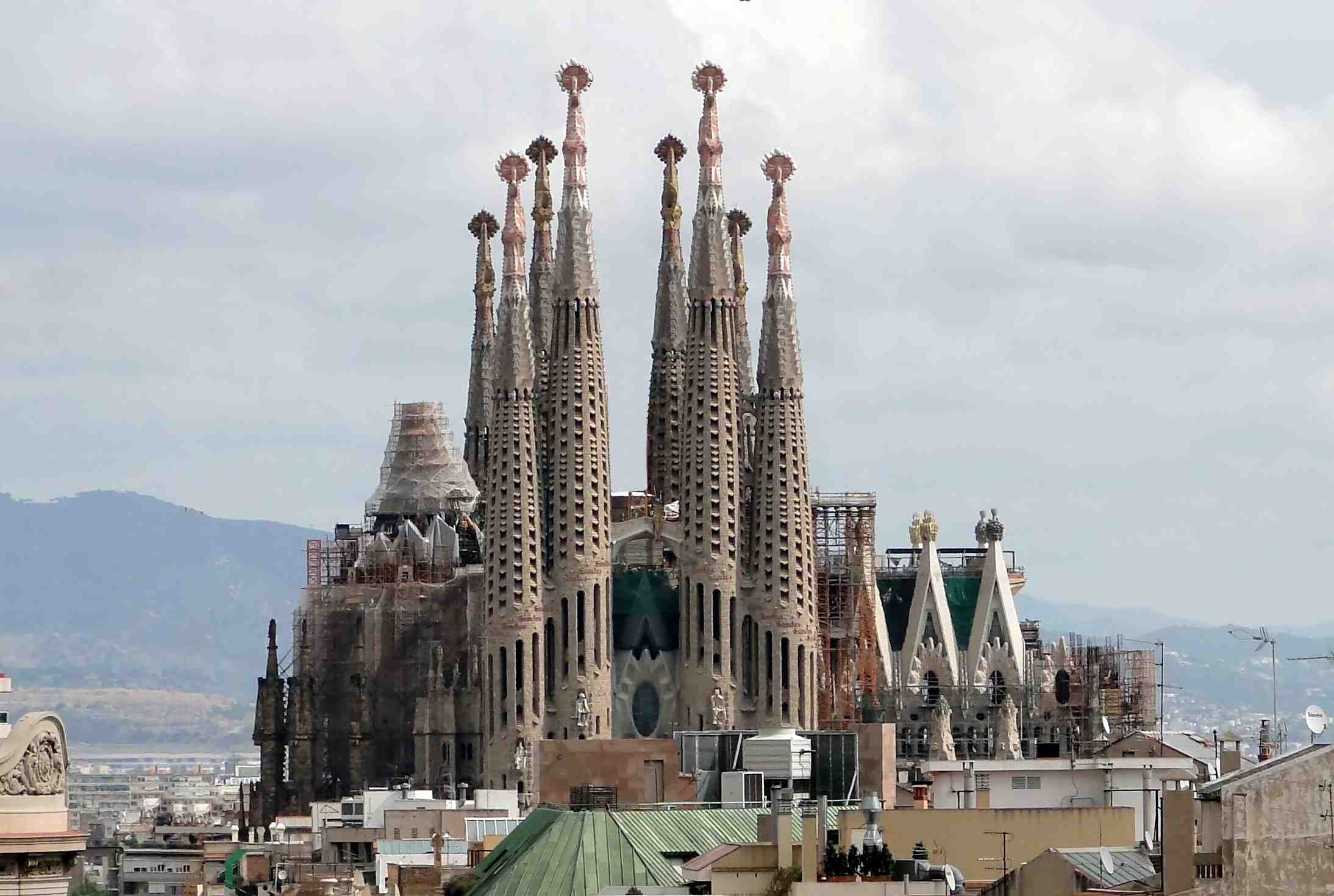 Католическая церковь Sagrada Família в Барселоне