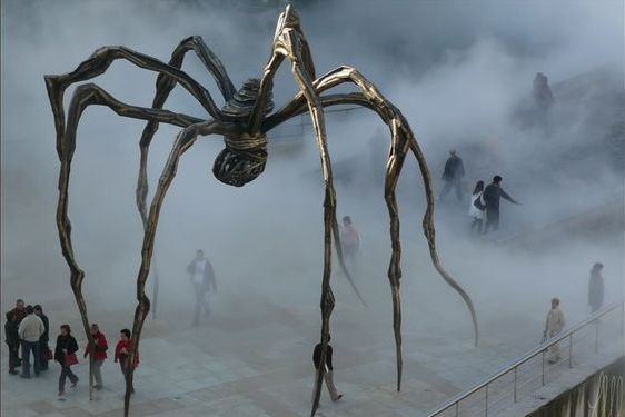 Гигантский паук Луизы Буржуа особенно жутко смотрится в туман