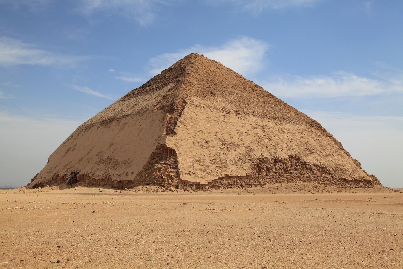 Формы пирамид в древнем египте. Пирамида Снофру. Ломаная пирамида Снофру. Пирамида Снофру в Дахшуре. Пирамида Дашур.