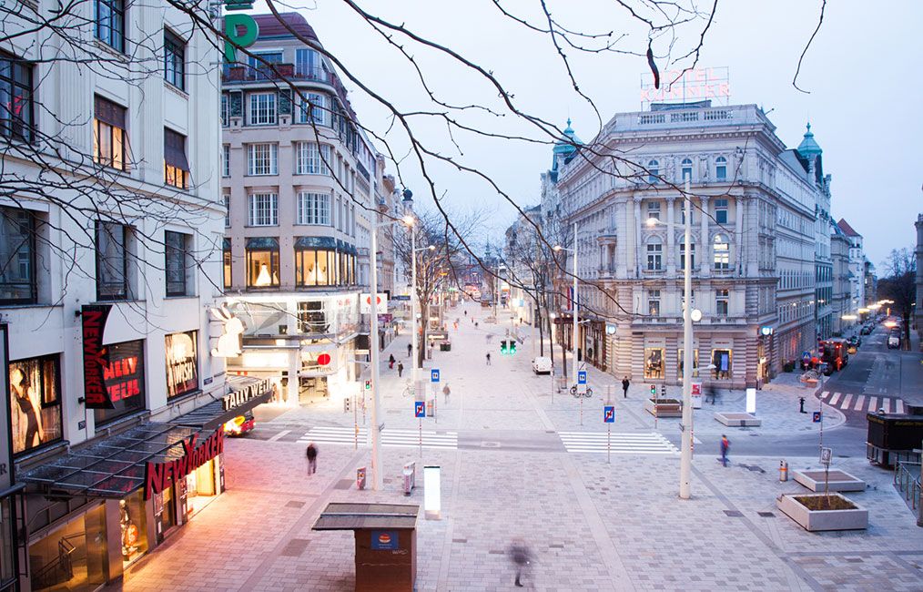 Das strasse. Вена улица Марияхильферштрассе. Мариахильфер штрассе в Вене. Австрия Вена улицы. Центральная улица вены.