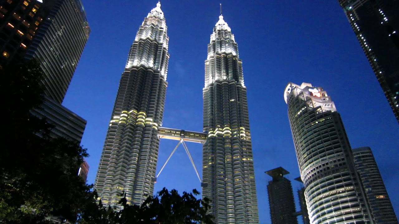 Kuala lumpur tower. Небоскреб Петронас Куала Лумпур. Куала-Лумпур Малайзия башни Близнецы. 1. Башни Петронас в Куала Лумпур. Petronas Towers (башни Петронас) в Куала-Лумпуре.