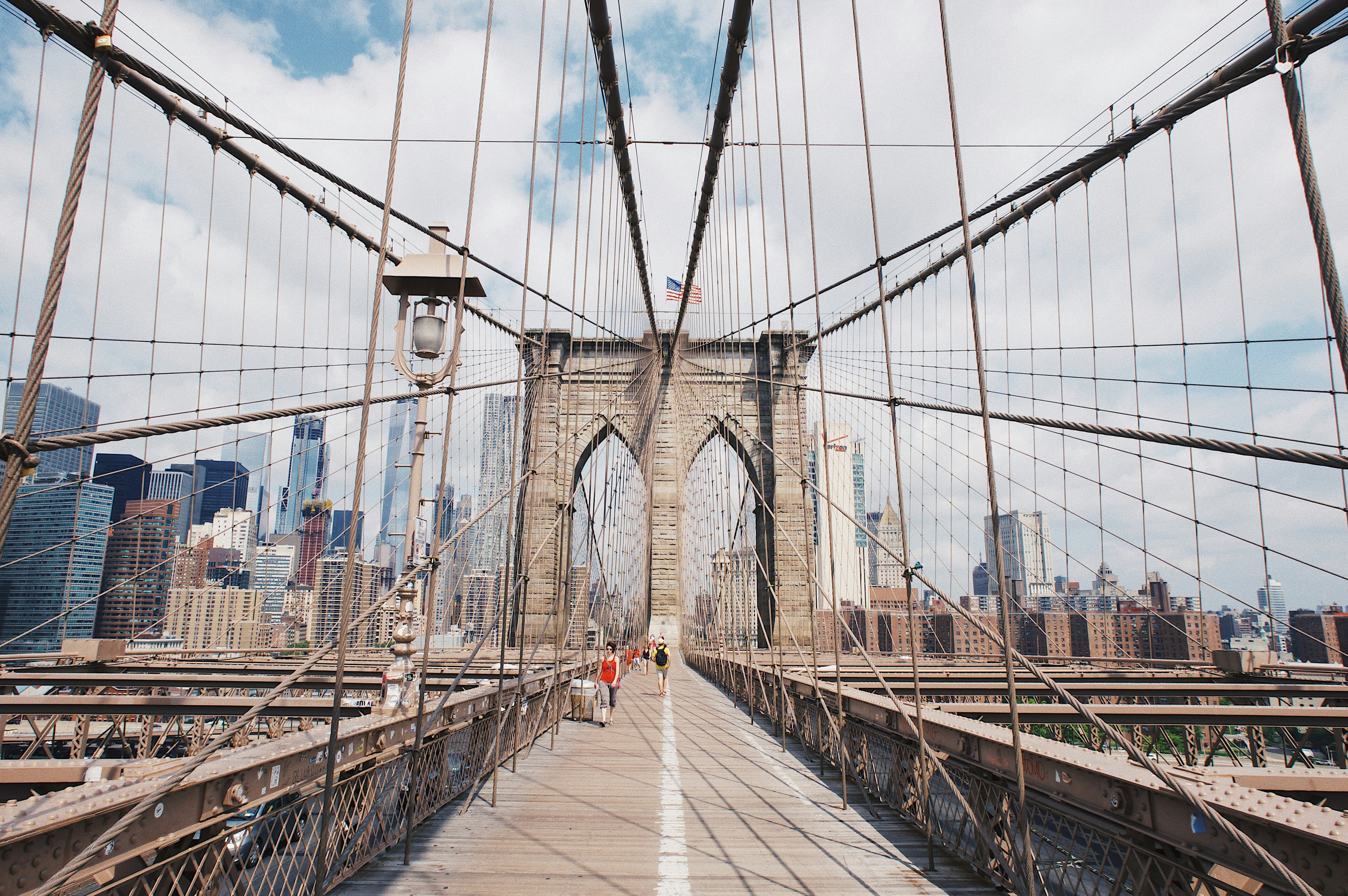 Бруклин мост. Бруклинский мост Нью-Йорк. Пешеходный мост в Нью-Йорке. Висячий Бруклинский мост. Висячий мост в Нью-Йорке.