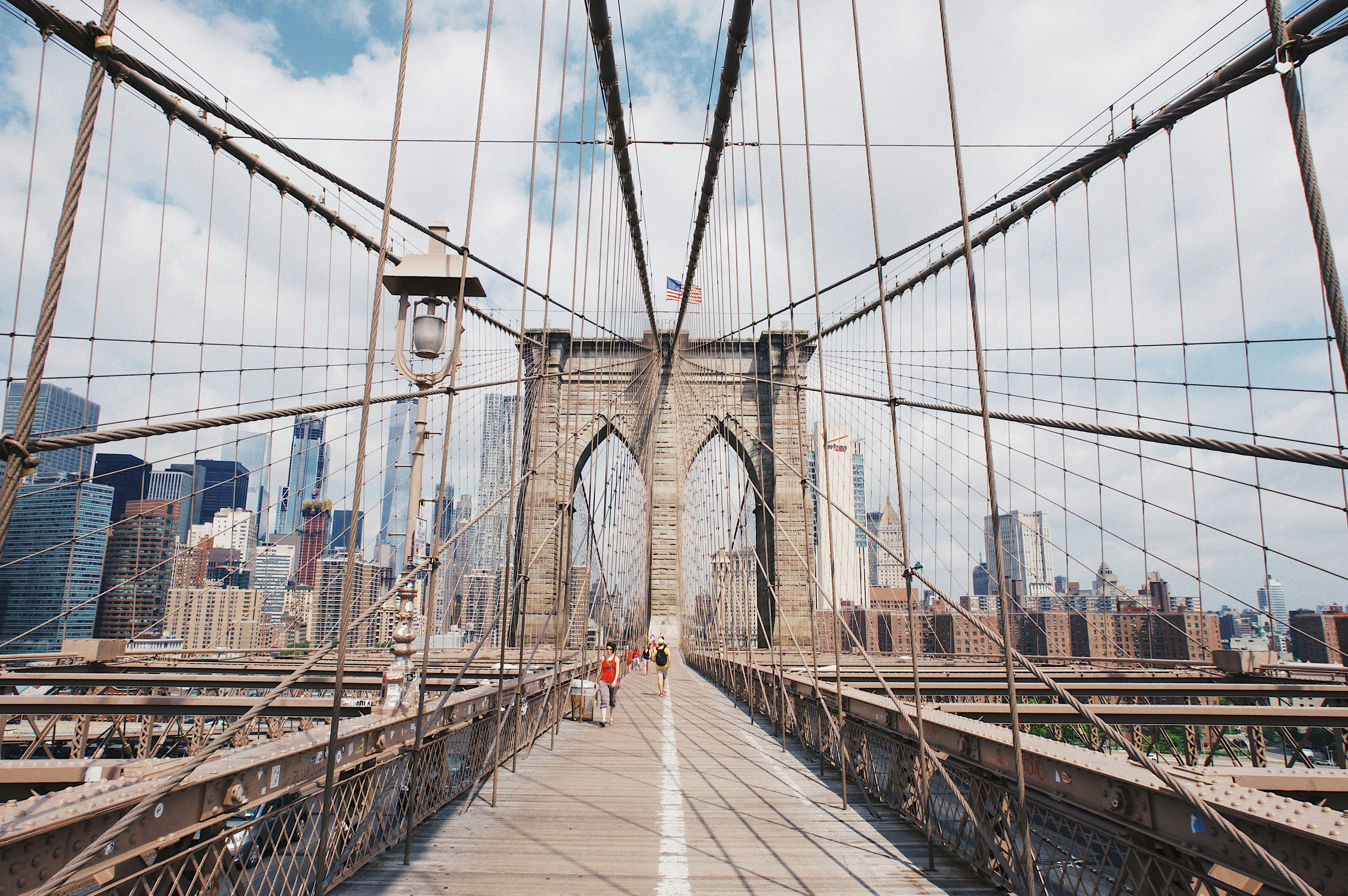 New york most. Бруклинский мост Нью-Йорк фотокарточки. Висячий Бруклинский мост. Арка Бруклинского моста. Бруклинский мост 2022.