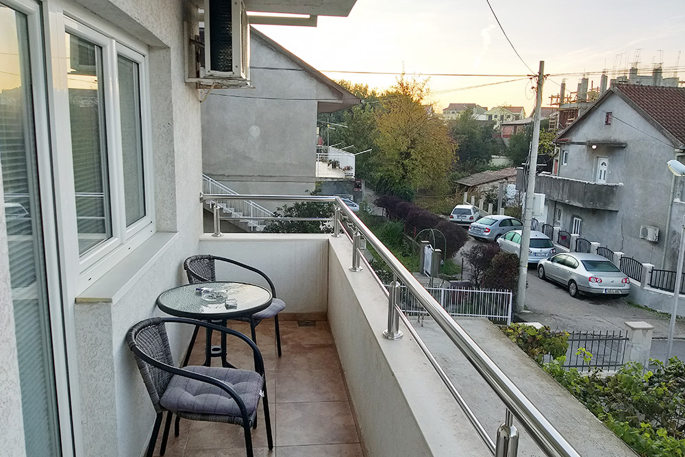 Балконы в апартаментах в Черногории большие — два человека помещаются без проблем