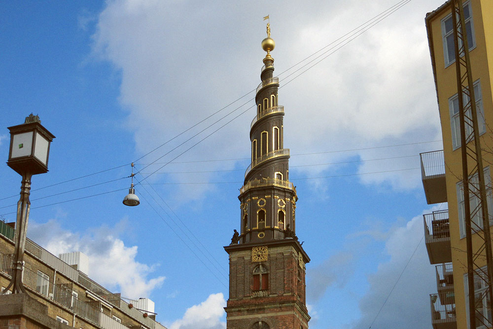 Вид на башню церкви Спасителя с борта экскурсионного кораблика