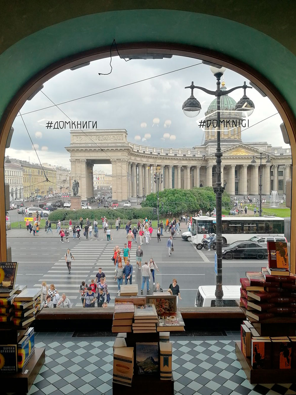 Вид из Дома книги на Казанский собор. На Невском проспекте всегда оживленно: и на дороге, и в пешеходных зонах