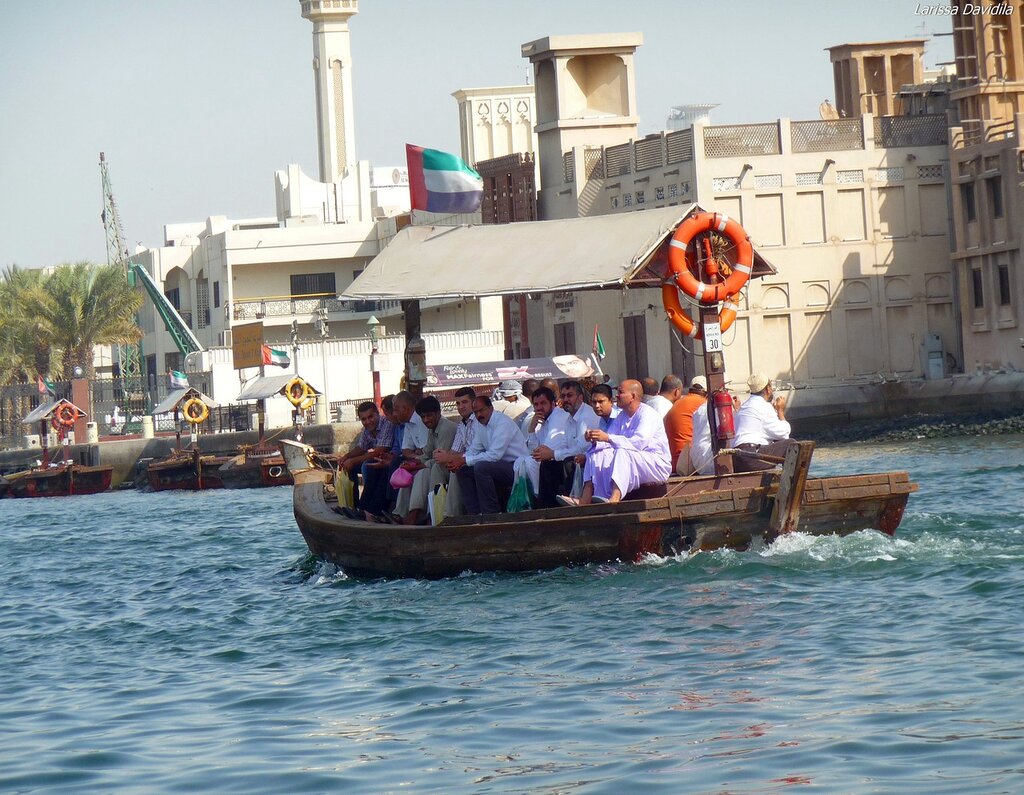 Водное такси - арабская лодка абра.