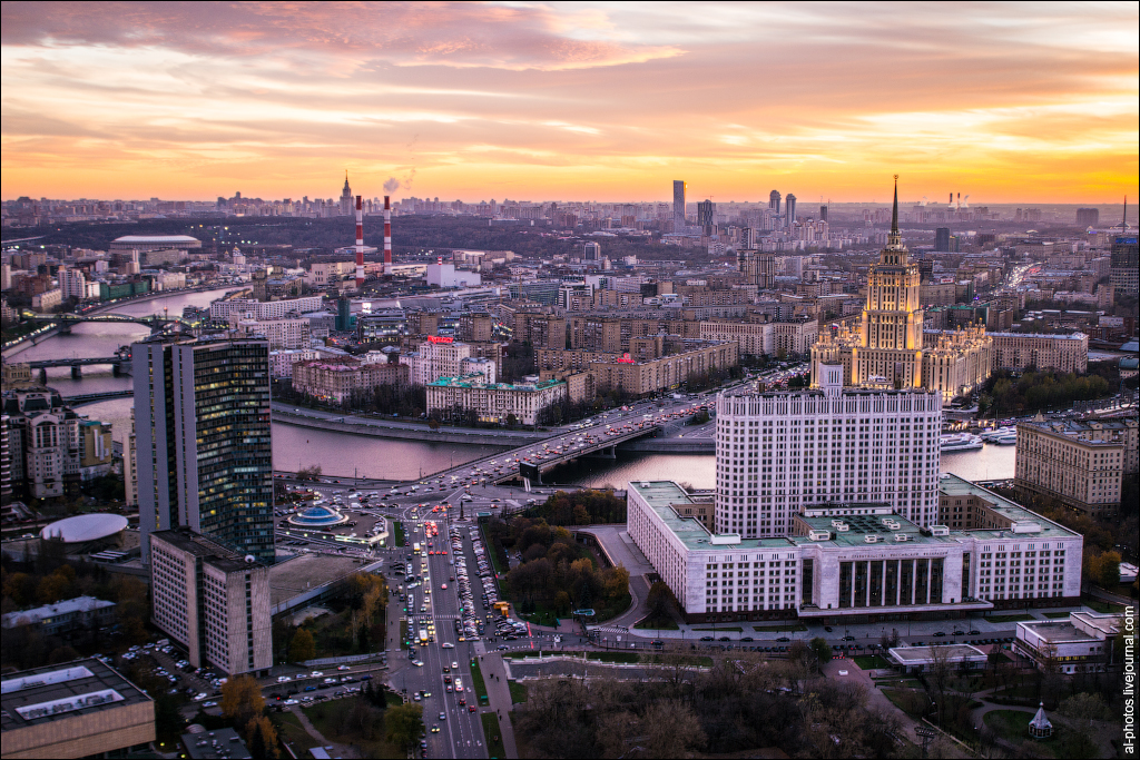 Москва снять без. Кудринская высотка Москва. Высотка на Кудринской площади. Высотка на Краснопресненской. Высотное здание на Кудринской площади.