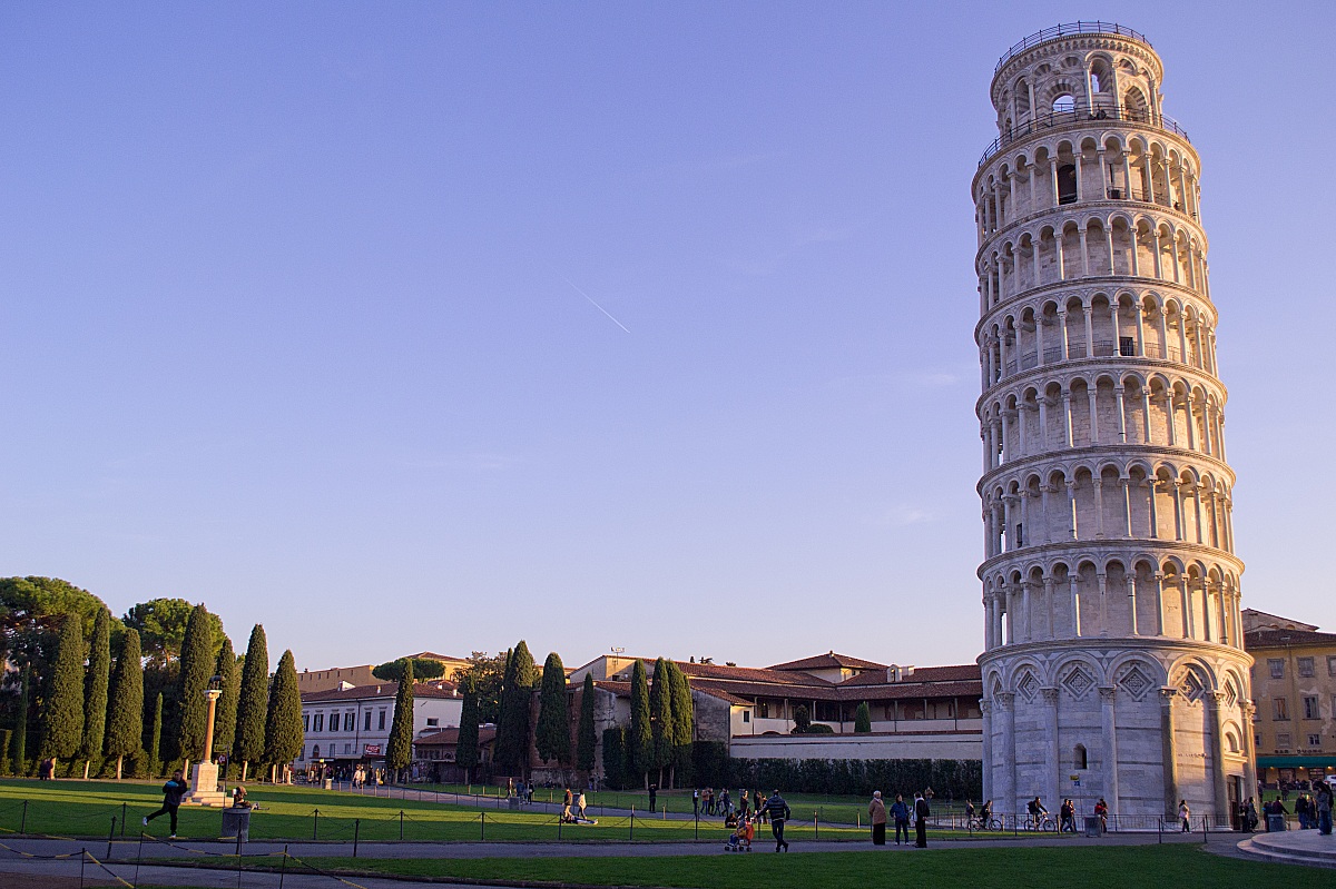 Pizza tower. Пизанская башня Италия. Падающая Пизанская башня. Колизей и Пизанская башня. Пизанская башня башня в Пизе.