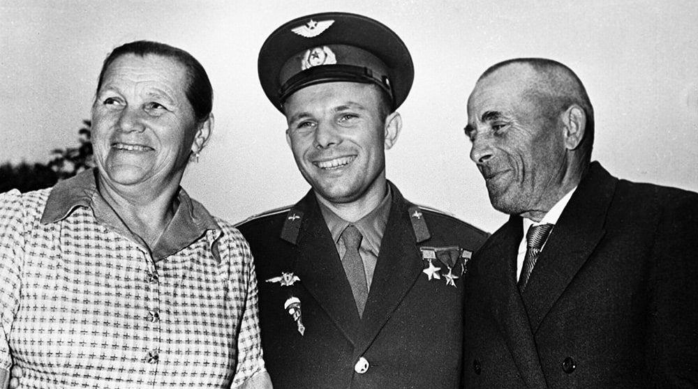 YUriy-Gagarin-s-roditelyami