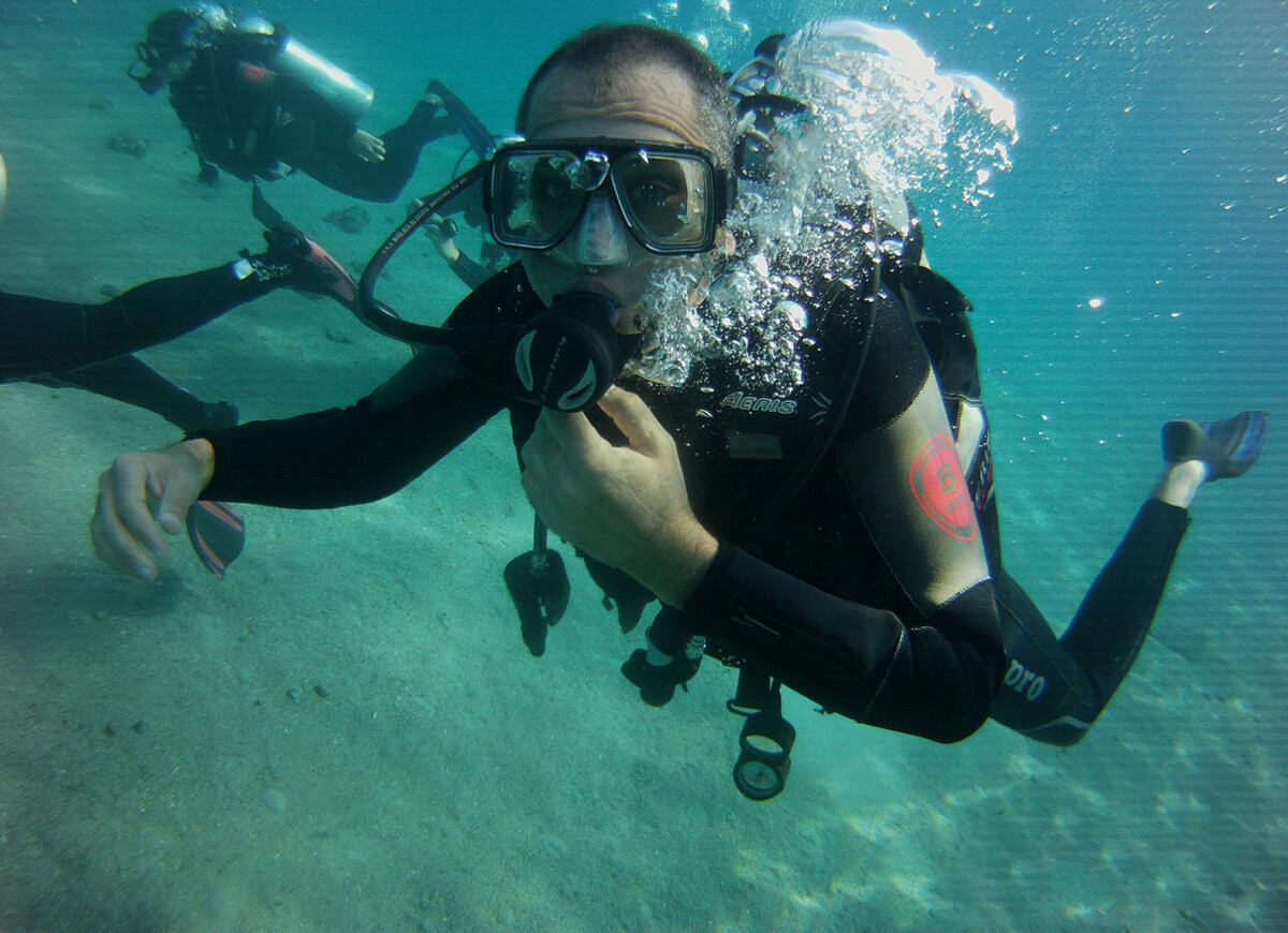 Подводное фото дайверов на пляже Aqua Beach в Эйлате Можно заняться дайвингом