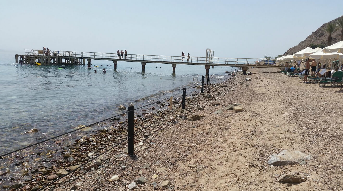 Галечный пляж Princess Beach с пирсом Princess Beach