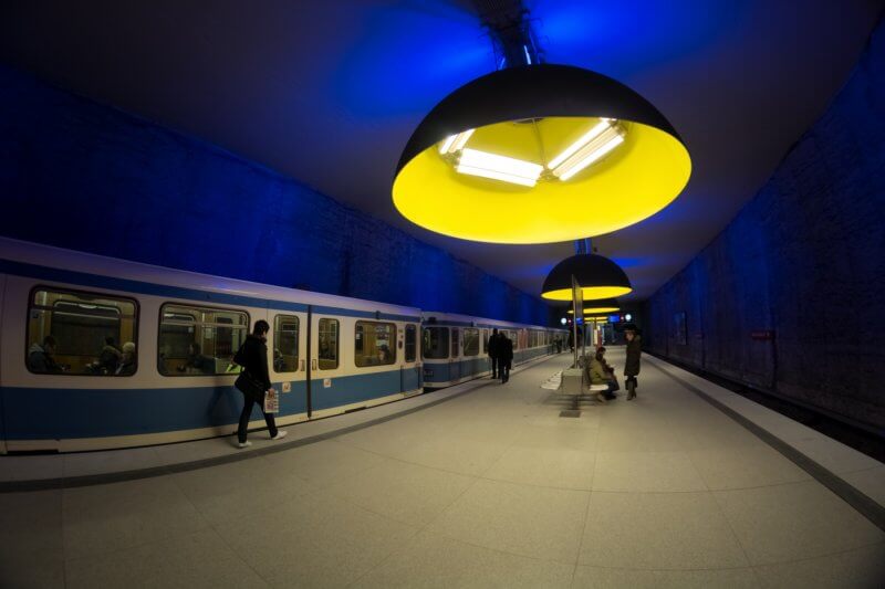 Огромные лампы в метро