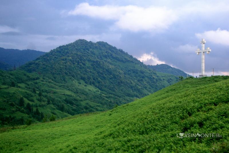 Гора с крестом над Гонио Грузия