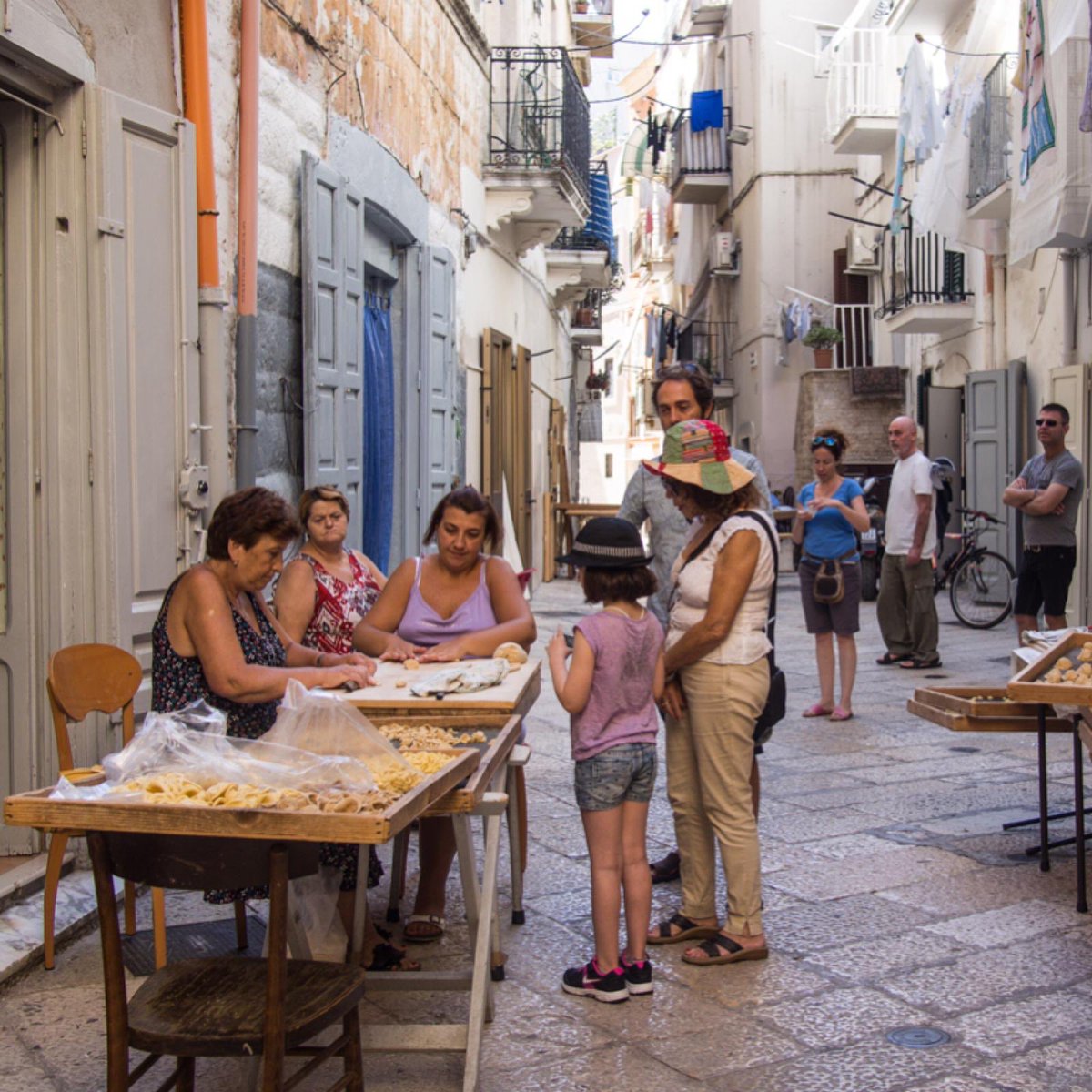 Life italy. Bari Vecchia Италия. Город Бари Италия Центральная улица кафе. Бари-Веккья в Бари. Бари Италия население города.