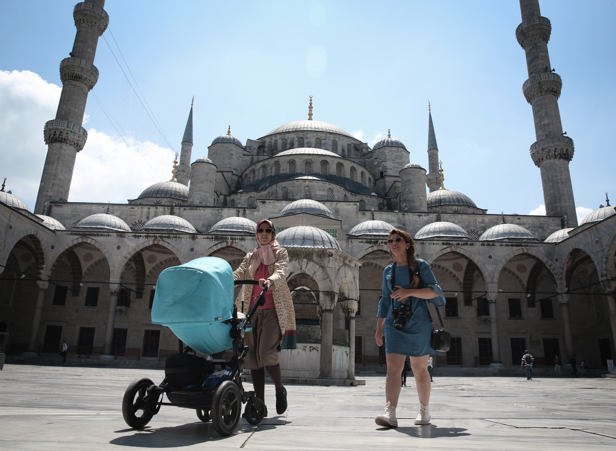 Когда выйдет один день в стамбуле прокат. Стамбул туристы. Турецкие женщины в Стамбуле. Истанбул туристы. Турист по Стамбулу.
