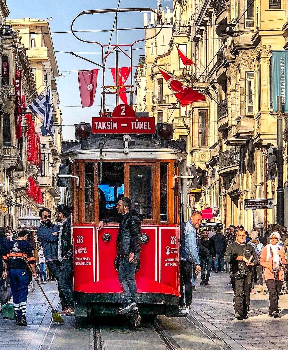 Истикляль. Улица Истикляль в Стамбуле. Центральная улица Стамбула Истикляль. Пешеходная улица Стамбула Истикляль. Таксим Истикляль.