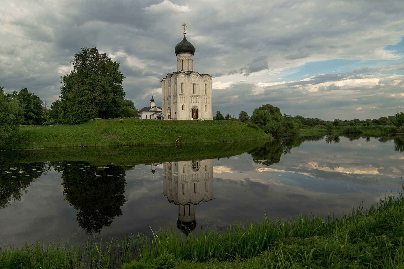 Дорога к храму Покрова на Нерли