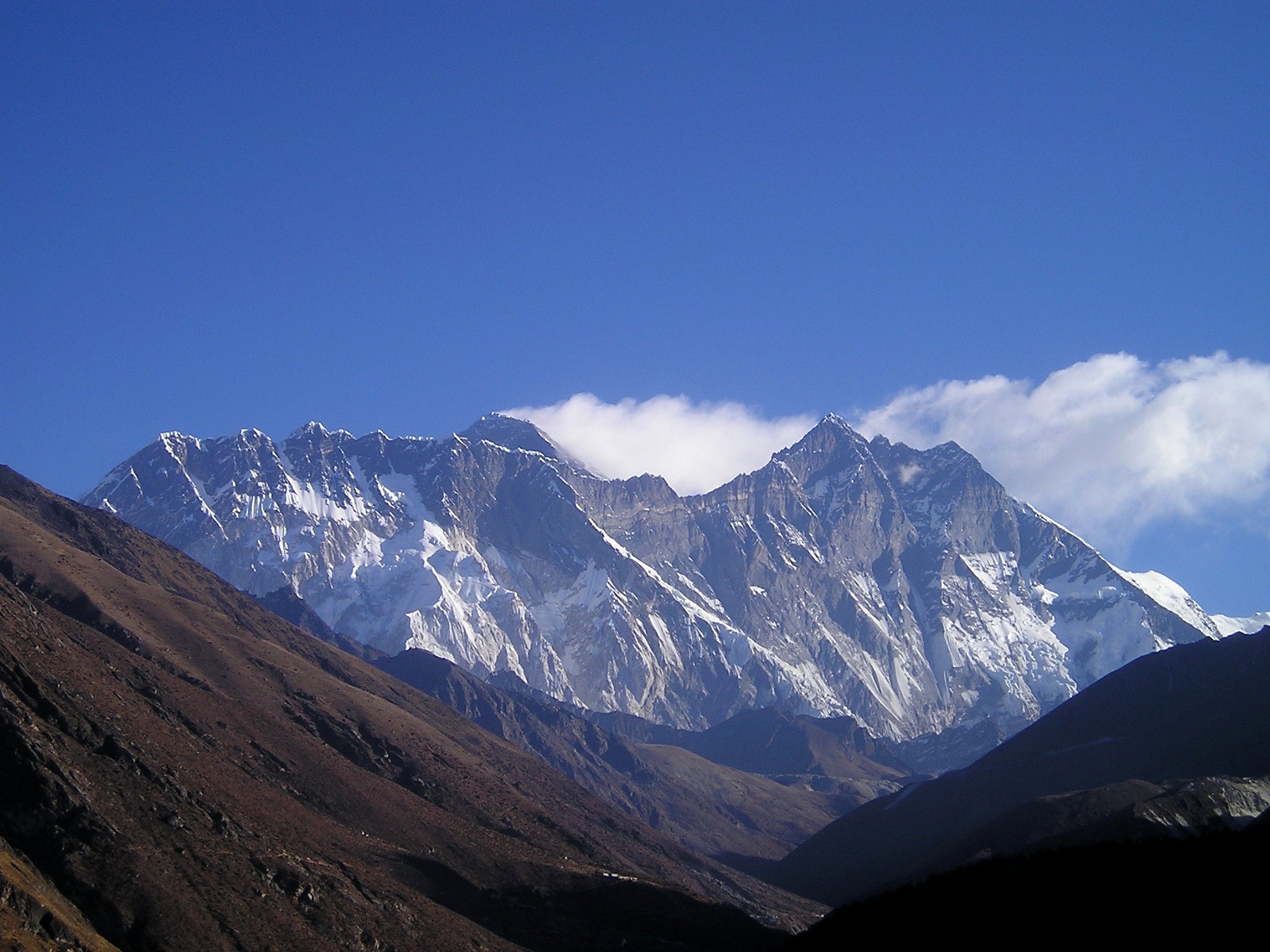 Склоны гималаев. Непал Гималаи. Горное плато Гималаи. Горы Гималаи фото. Гималайские горы Кувасай.