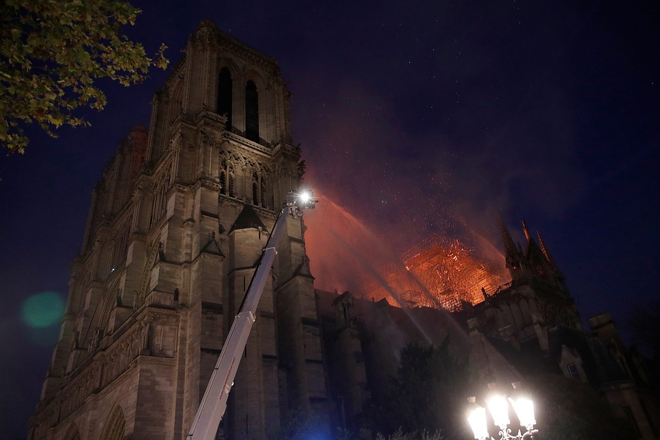 Использовать вертолеты, как "рекомендовал" Трамп, пожарные не могли - это повредило бы оставшимся частям собора Фото: REUTERS