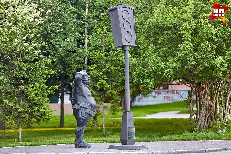 Именно на этом месте в 1936 году был установлен первый в Новосибирске светофор. Фото: Алексей КРЕМНЁВ