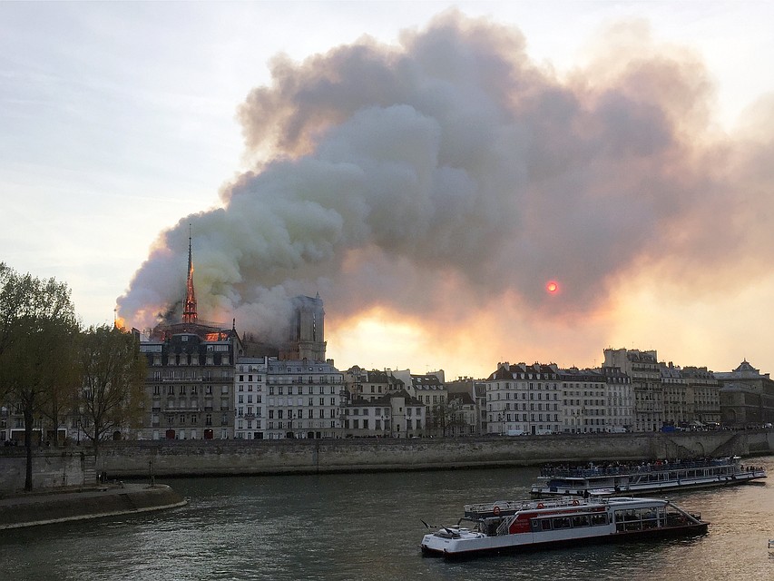 Огонь вспыхнул в 19.50 на строительных лесах Собора Фото: REUTERS