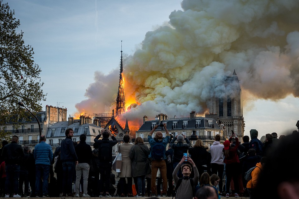 Собор горел буквально в прямом эфире - тысячи камер смартфонов были направлены туда, где клубился дым Фото: GLOBAL LOOK PRESS