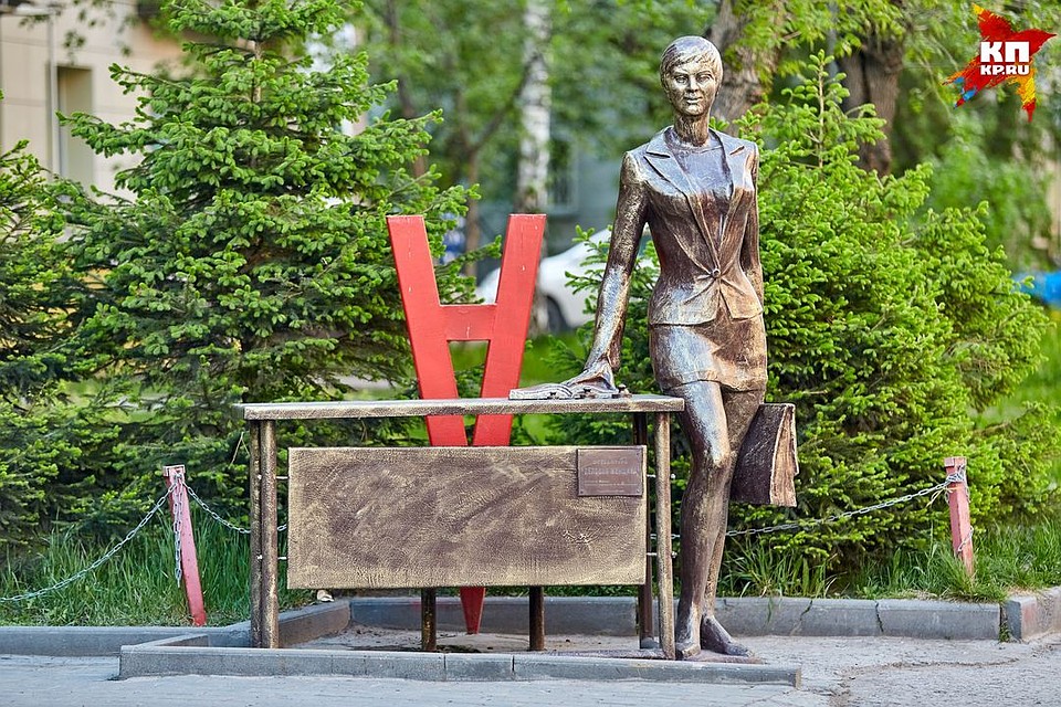 Памятник деловой женщине находится в тихом центре, на улице Мичурина. Фото: Алексей КРЕМНЁВ