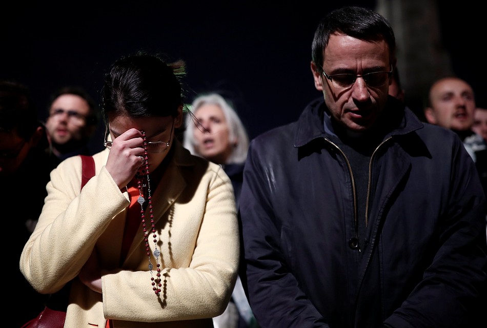 Парижане всю ночь молились на улицах города Фото: REUTERS