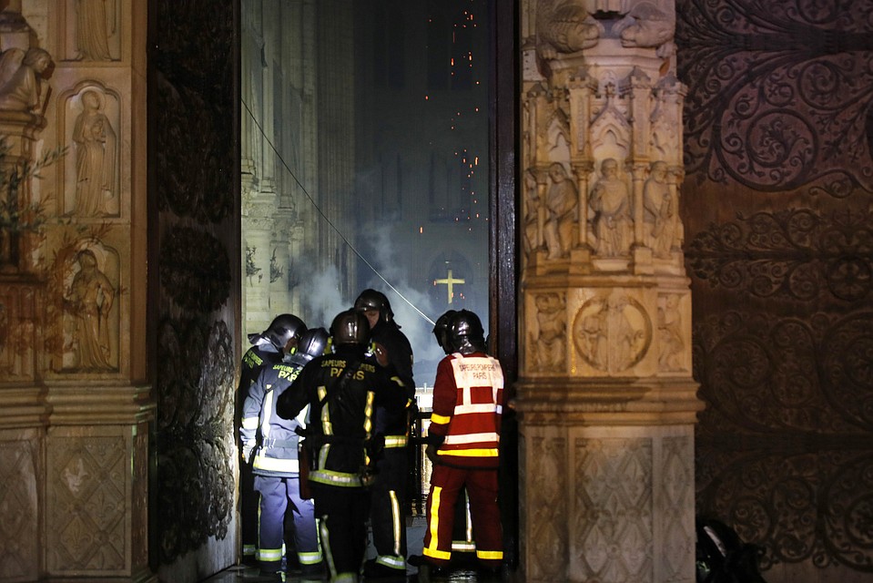 Пожарные входят внутрь собора Фото: REUTERS