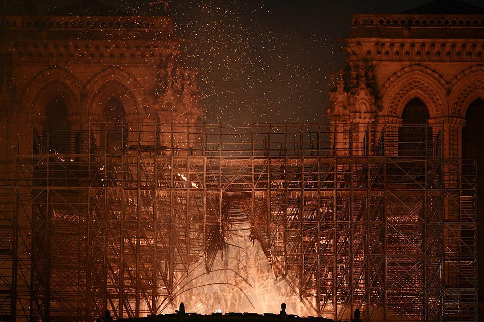 Собор Парижской Богоматери горел на глазах у всего мира почти девять часов Фото: GLOBAL LOOK PRESS
