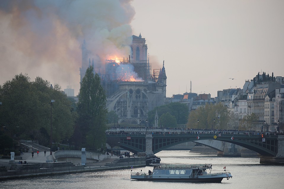 Пламя быстро распространялась по крыше Фото: REUTERS