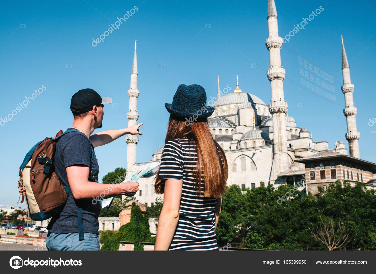В мечети Турции туристы