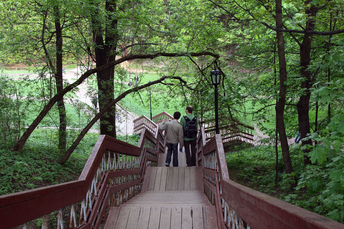 Красивые парки для прогулки. Коломенское музей-заповедник лестница. Парк Коломенское лестница. Парк Коломенское овраг. Коломенское лестница в овраг.