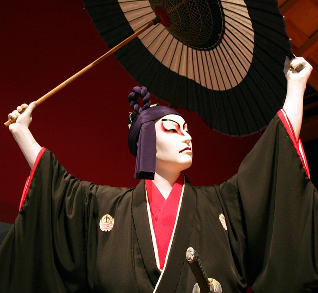 Кабуки. Татияку Кабуки. Герой в театр Кабуки. Спектакль Кабуки Япония. Японский театр теней Кабуки.