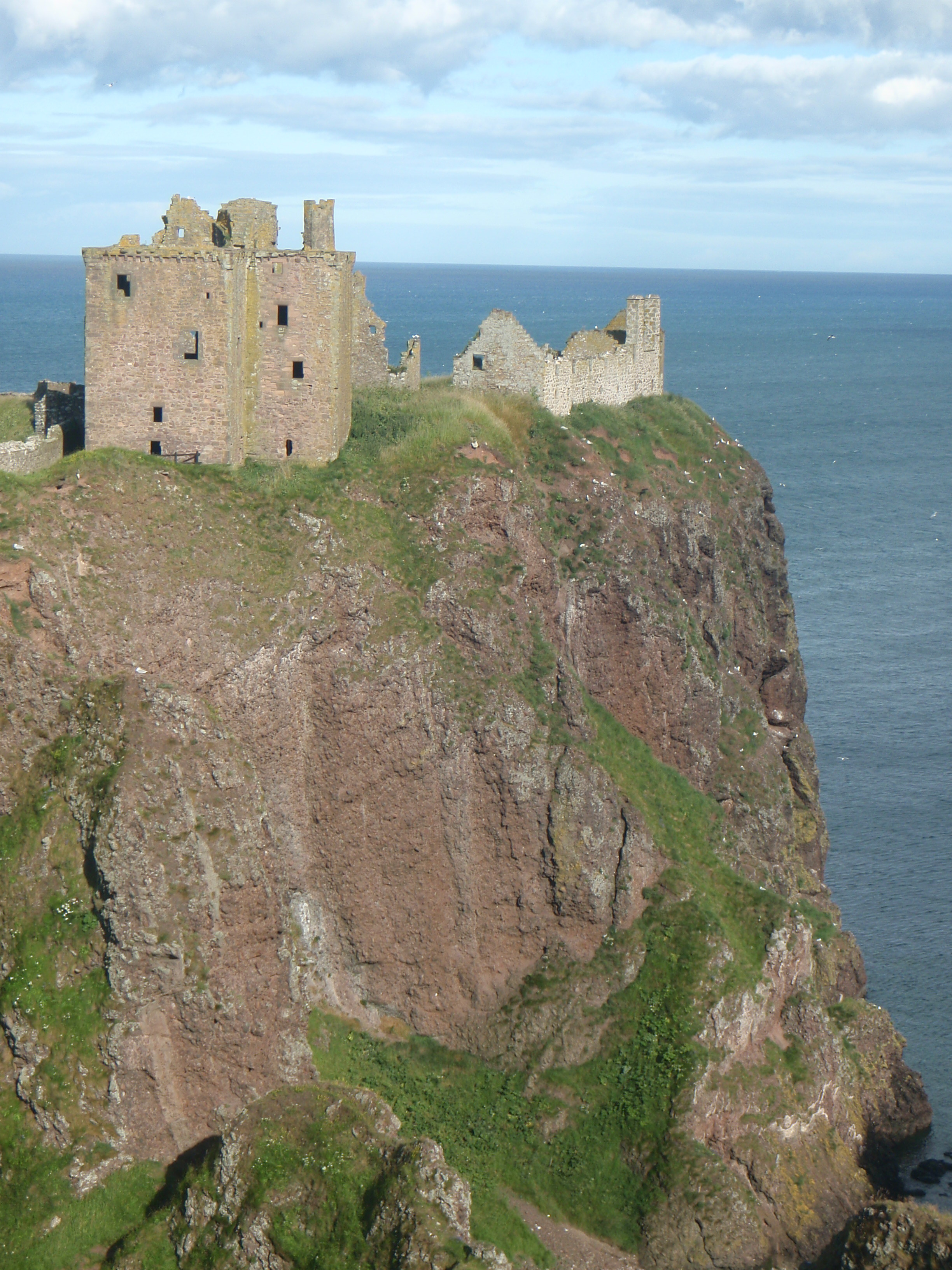 Неприступная крепость это. Замок Данноттар Шотландия. Замок донатор в Шотландии. Замок Данноттар Абердиншир Шотландия 15-16 век. Замок Данноттар Гамлет.