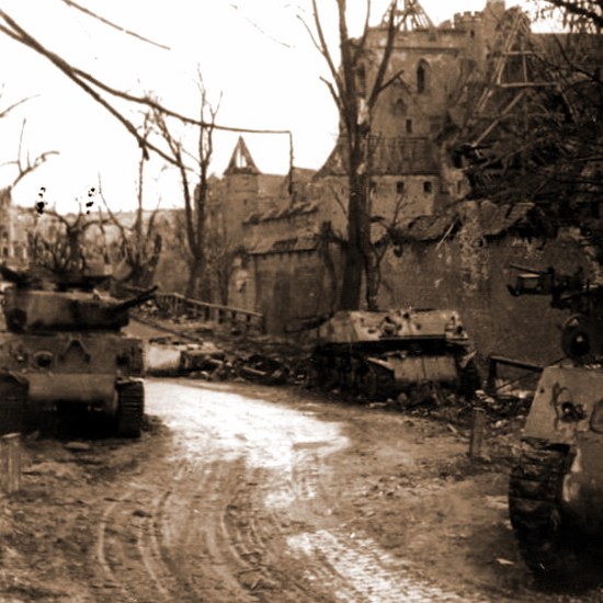 ​«Шерманы» M4A2(76)W, потерянные на дороге к Берлину. Матчасть, прибывшая на фронт зимой 1944–1945 гг., к апрелю была довольно потрёпанной - Американские танки в немецкой столице 
