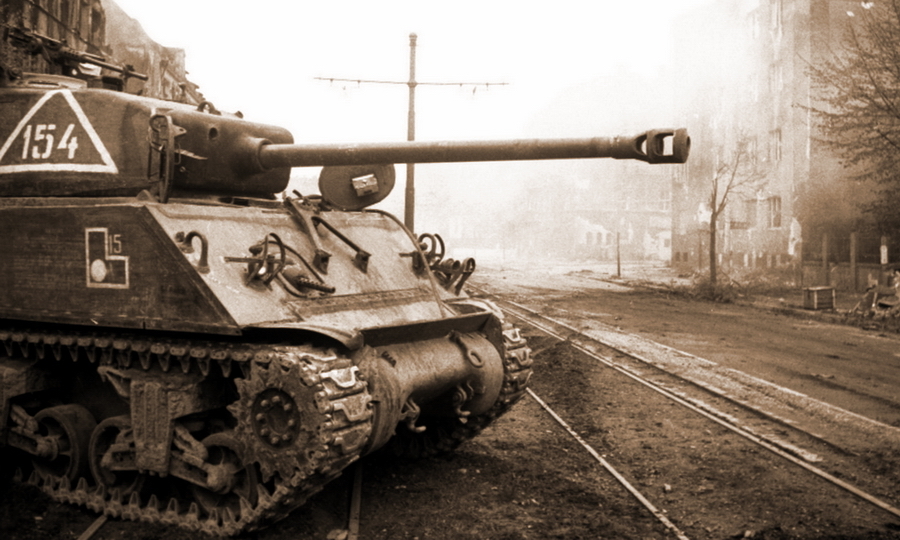 ​M4A2 из состава 1-го мк на улице Берлина - Американские танки в немецкой столице 