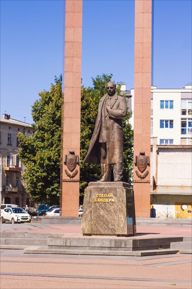Площадь-Рынок памятник Степану Бандере